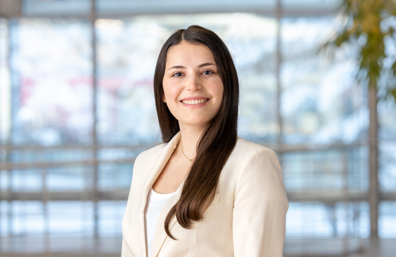 Es ist eine Frau mit dunklen Haaren zu sehen, die freundlich in die Kamera lächelt. Es handelt sich um Franziska Gotzens, die Ansprechperson für das duale Studium Bachelor of Laws/Arts beim LVR.